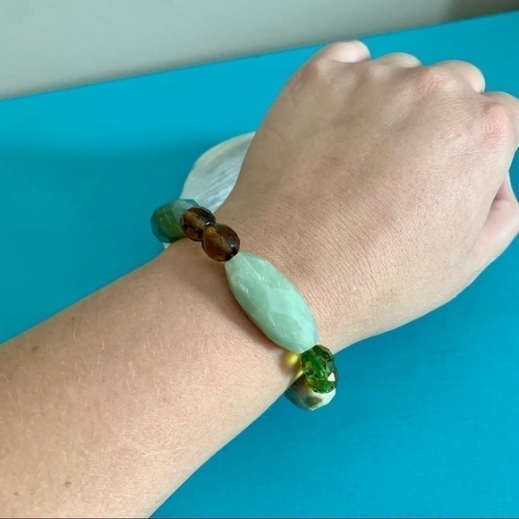 Green Jade Stone Stretch Bracelet - Picture 2 of 4